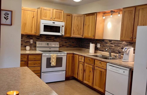 West Des Moines Condominio | Cozy 2-bedroom condo with WiFi and community pool in brilliant West Des Moines