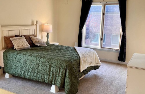 West Des Moines Condominio | Cozy 2-bedroom condo with WiFi and community pool in brilliant West Des Moines