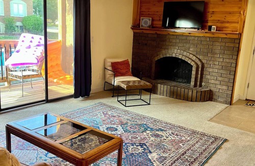 West Des Moines Condominio | Cozy 2-bedroom condo with WiFi and community pool in brilliant West Des Moines