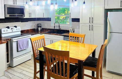 Colington Harbour Casa | OBX Treehouse - cozy 2-bedroom house with hot tub and WiFi in quiet neighborhood
