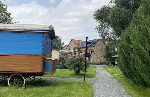 Saint-Pardoux Casa | Mobile Home 'Roulotte Flamenca' with Shared Pool, Wi-Fi and Air Conditioning