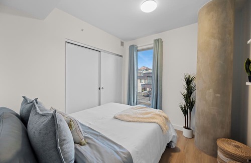Crescent Heights Apartamento | "Baja Blast" 2BR |Mins to Saddledome | Rooftop Patio
