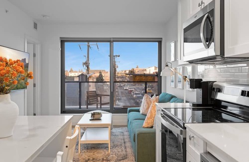 Crescent Heights Apartamento | "Baja Blast" 2BR |Mins to Saddledome | Rooftop Patio