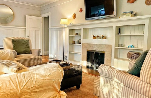 San Mateo Park Cabaña | Cozy 2-bedroom cottage in gorgeous San Mateo Park with WiFi, fitness room option