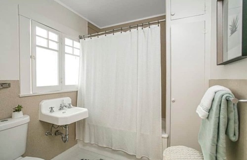 San Mateo Park Cabaña | Cozy 2-bedroom cottage in gorgeous San Mateo Park with WiFi, fitness room option