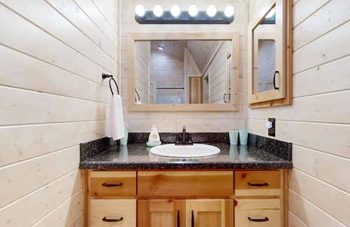 Paige Casa | Cozy cottage with private pond, covered deck, + wifi