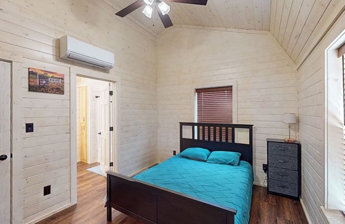 Paige Casa | Cozy cottage with private pond, covered deck, + wifi