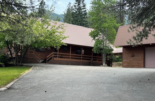 Garden Valley Casa | Unwind in our geothermal pool retreat! Frepit, horseshoe pits, sleeps 10, and WiFi.