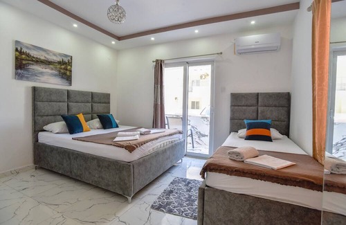 Gjerana Apartamento | Studio Flat w Balcony 6 min to Beach in Montenegro