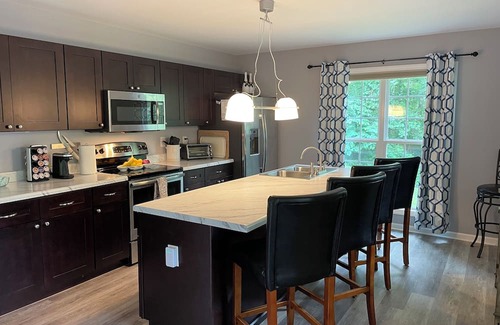 New London Casa | Beautiful Lakefront Property on Badin Lake