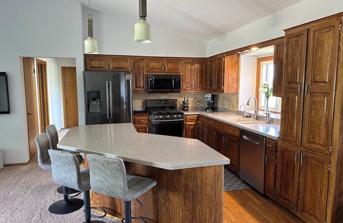 Oak Creek Casa | RNC accommodating & spacious home with pool 15 minutes from downtown Milwaukee.
