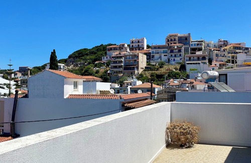Skiathos Condominio | Step into the heart of Skiathos and discover this charming listing.
