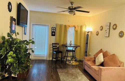 Texas City Apartamento | Seaside Serenity near Galveston with pool & Parking