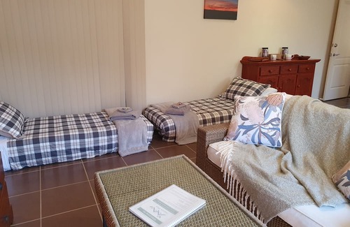 Narangba Apartamento | Narnie's Place with Breakfast - Relaxing Guesthouse; Bush, Creek, Walking Tracks