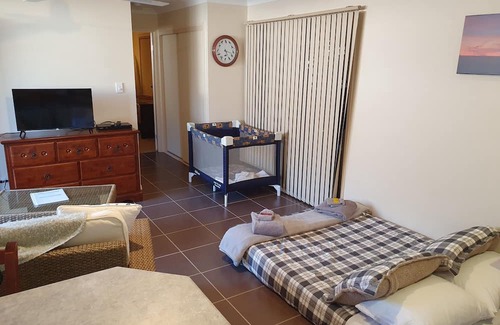 Narangba Apartamento | Narnie's Place with Breakfast - Relaxing Guesthouse; Bush, Creek, Walking Tracks