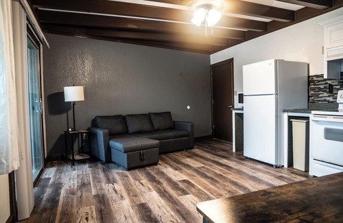 Albany Apartamento | Handicap Accessible 1 Bedroom Suite with a Balcony overlooking Lake Cumberland.