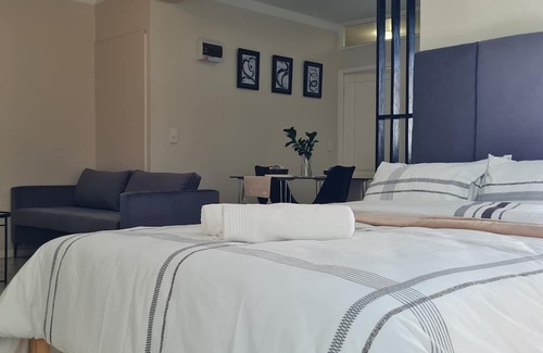 Rondebosch Apartamento | Green Oasis apartment nestled among tall trees- extra length bed, queen size