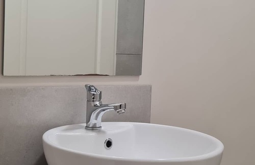 Rondebosch Apartamento | Green Oasis apartment nestled among tall trees- extra length bed, queen size