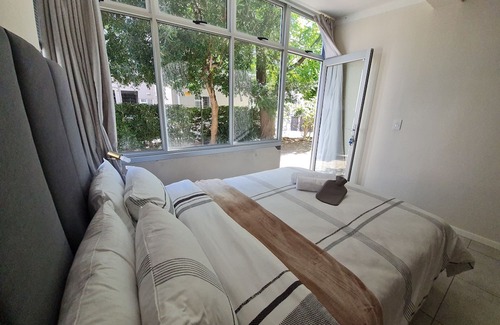 Rondebosch Apartamento | Green Oasis apartment nestled among tall trees- extra length bed, queen size