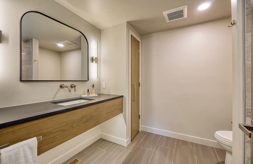 Maple Plain Casa | Serenity Shore: Modern Getaway