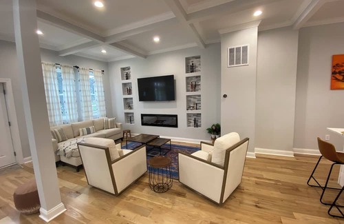 Moravia-Walther Casa | Close to all major universities and Hospitals in Baltimore. Perfect for family.