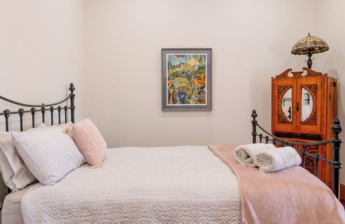 Bolwarra Cama Y Desayuno | Maddies is delighful country home built in the 1800's. Pet friendly!