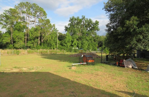 Spring Hill Casa | 🐓Your cozy RV PARK retreat! Nature, play & chickens - who could ask for more?!