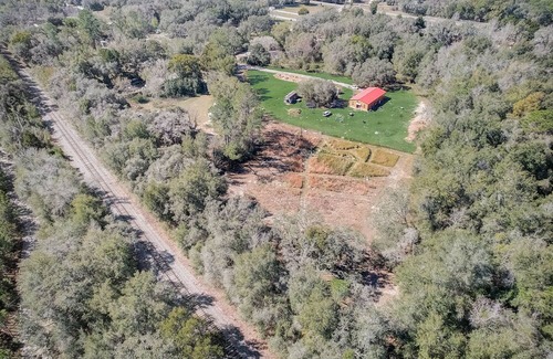 Spring Hill Casa | 🐓Your cozy RV PARK retreat! Nature, play & chickens - who could ask for more?!