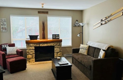Whistler Cay Heights Condominio | Recently updated condo offering spacious living, free parking, pool and hot tub