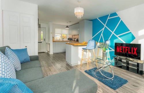 Whitnash Casa | Charming House in Prime Location w/Free Parking