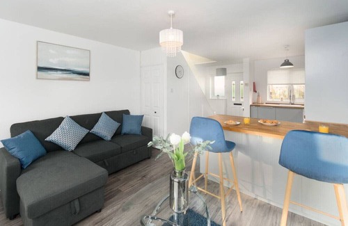 Whitnash Casa | Charming House in Prime Location w/Free Parking