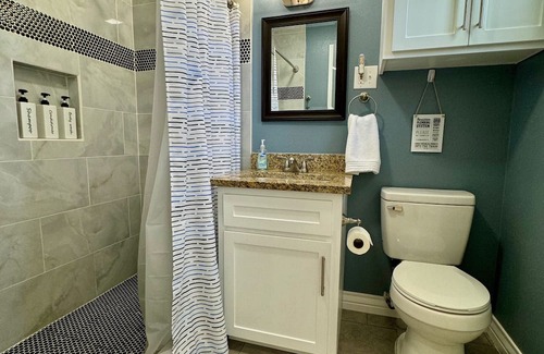 Bay Area Cabaña | Bay Area Cottage - Conveniently located with all the amenities of home!