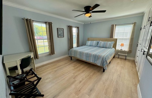 Bay Area Cabaña | Bay Area Cottage - Conveniently located with all the amenities of home!