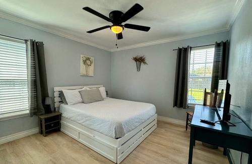 Bay Area Cabaña | Bay Area Cottage - Conveniently located with all the amenities of home!