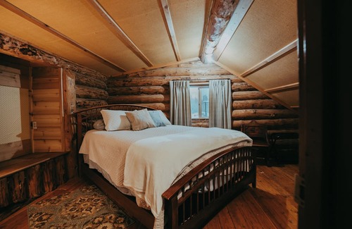 Trapper Creek Casa | Anna's 2-Story with Eagle's Nest