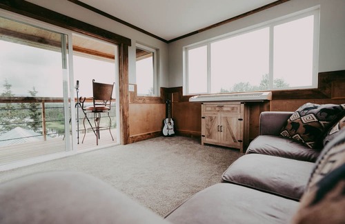 Trapper Creek Casa | Anna's 2-Story with Eagle's Nest
