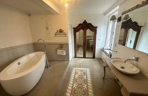 Pont-du-Chateau Otro | Suite Royale au Château du Serpolet
