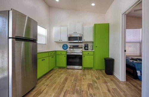 Aransas Pass Cabina | Escape to our TINY & cozy 2 bedroom cabin in Aransas Pass, perfect for families of up to 6
