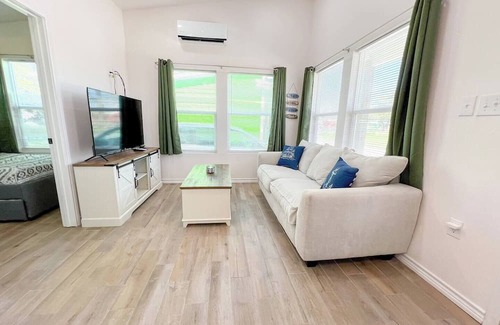 Aransas Pass Cabina | Escape to our TINY & cozy 2 bedroom cabin in Aransas Pass, perfect for families of up to 6
