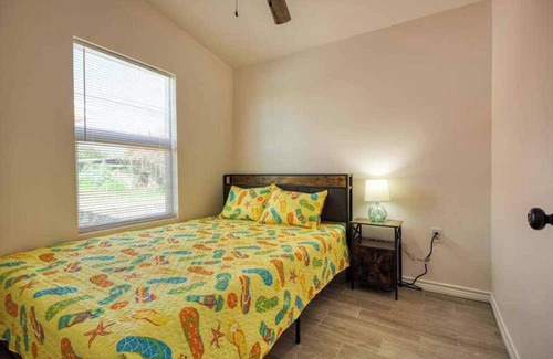 Aransas Pass Cabina | Escape to our TINY & cozy 2 bedroom cabin in Aransas Pass, perfect for families of up to 6