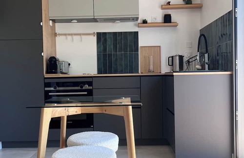 Grezieu-la-Varenne Apartamento | Studio au Calme et Ensoleillé