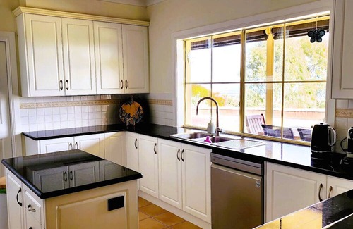 Carrickalinga Casa | Spacious house on hilltop with magnificent views