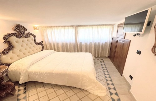 Montefiascone Villa | Lake View/exc Luxury Villa, Pool+jacuzzi/sleeps for 24