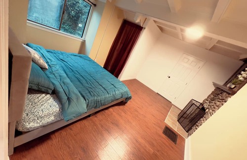 Seattle Metro Area Cabaña | Lake Washington Cottage in middle of busy Columbia City 5 mins to Downtown