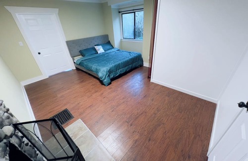 Seattle Metro Area Cabaña | Lake Washington Cottage in middle of busy Columbia City 5 mins to Downtown