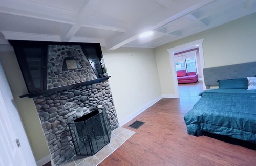 Seattle Metro Area Cabaña | Lake Washington Cottage in middle of busy Columbia City 5 mins to Downtown