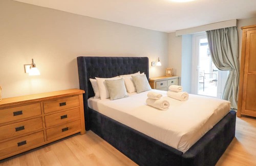 Wark Cabaña | CARRAWBURGH SUITE, pet friendly, with open fire in Wark