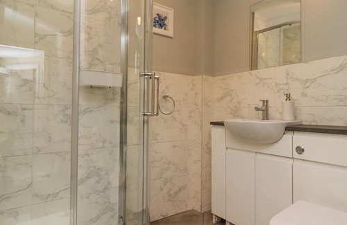 Wark Cabaña | CHESTER SUITE, pet friendly, with open fire in Wark