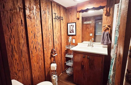 Highlands Otro | Charming and cozy Rustic farmhouse . Centrally located !