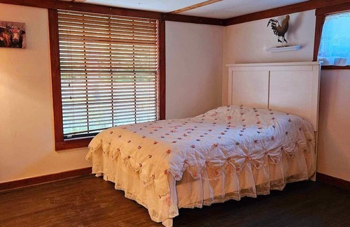 Highlands Otro | Charming and cozy Rustic farmhouse . Centrally located !